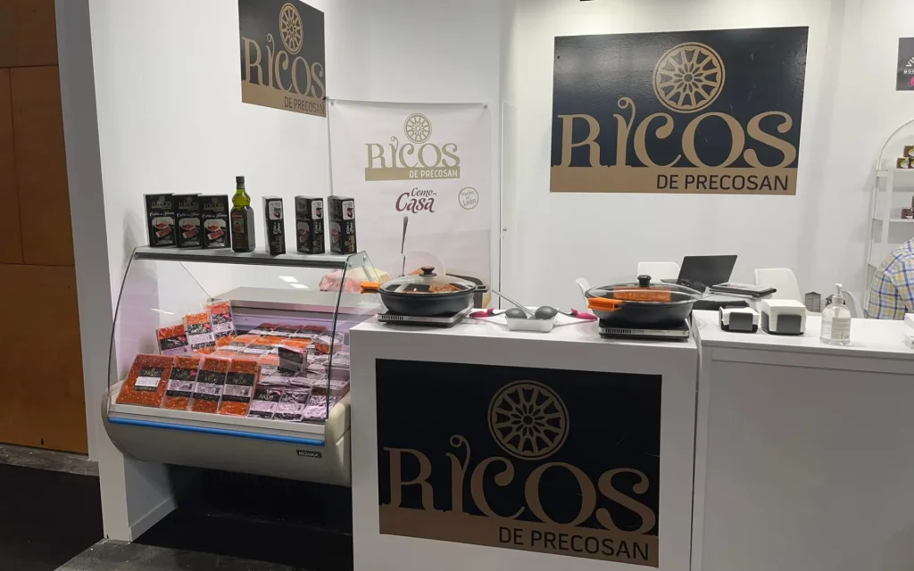 Stand de productos de Precocinados Precosan, exhibición de croquetas, callos de ternera y lasañas